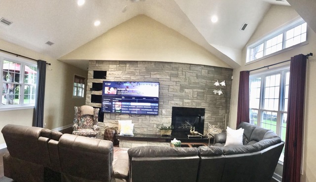 Perfect spot on the edge of Erie lake on 4300 square feet house