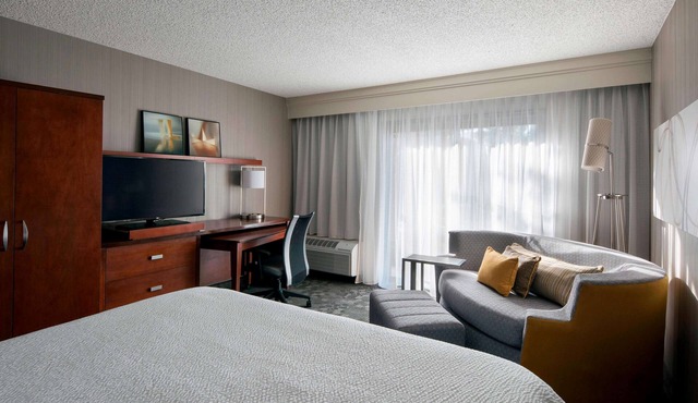 Perfect Stay! Close to Torrance Beach Coast Line! Free Parking, Pets Allowed!