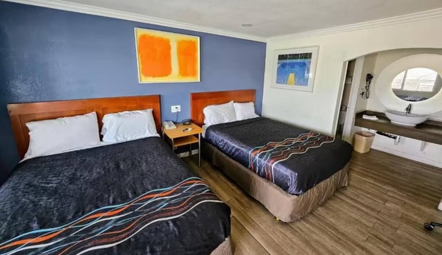 Perfect Stay - Two Rooms with Queen Beds + Near Downtown Dining