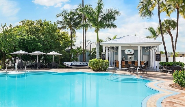 Perfect staycation! 3 Convenient Spaces, Close to Amazing Beach, Outdoor Pool