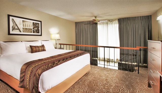 Perfect Staycation, Excellent Location Right Off the 405! Onsite Pool, Parking