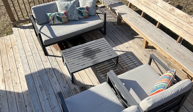 Perfect staycation get away!! Farmhouse on 3 acres with fire pit.