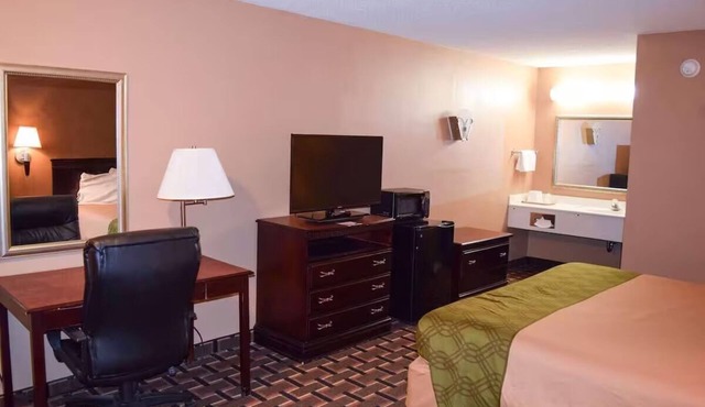 Perfect Stop for Your Road Trip – Cozy Room w/Essential Comforts Near Highway