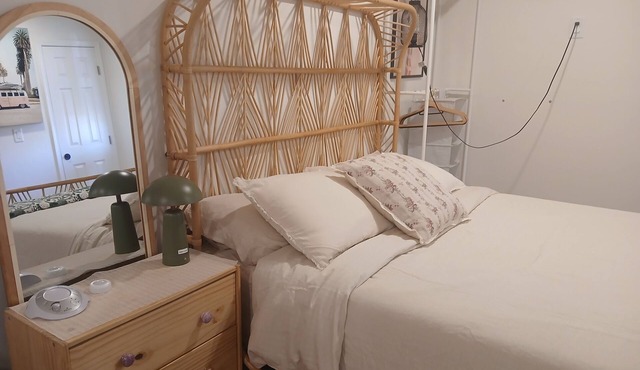 Perfect studio: solo, couple or family+kids.nSleeps 4 adults comfortably + crib