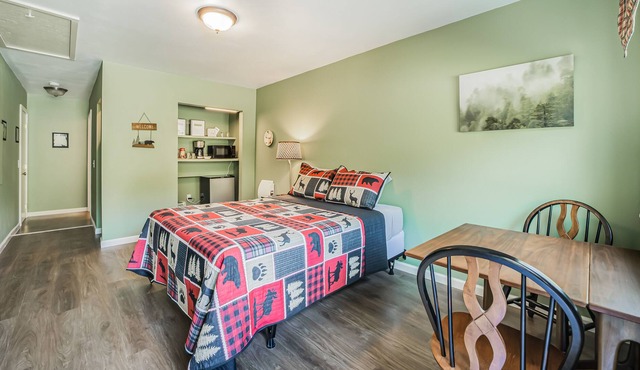 Perfect Studio Suite Near Beach & Redwoods w/ Kitchenette, Private W/D, & WiFi!