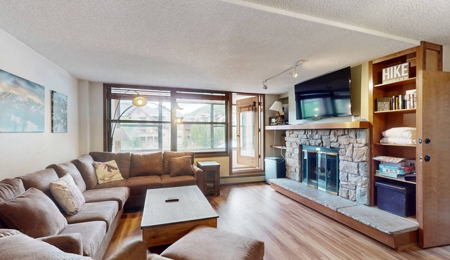 Perfect suite with private sunroom, full kitchen, & hot tub - walk to lift