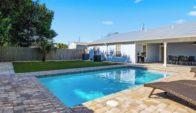 Perfect Summer Getaway at the Sunshine Shack -Private Pool, 2 blocks from beach!