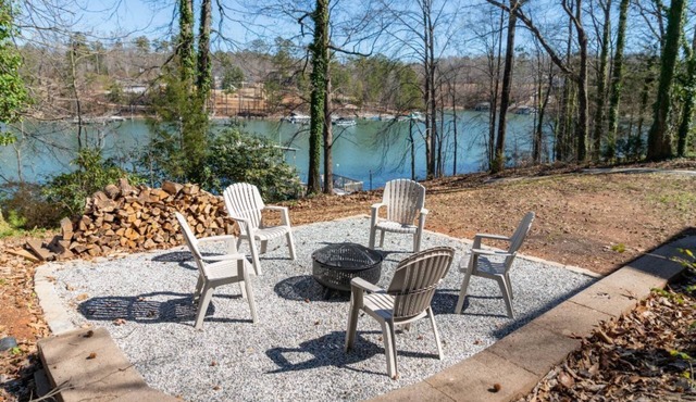 Perfect Summer get away! Charming 4 bedroom lake front home.