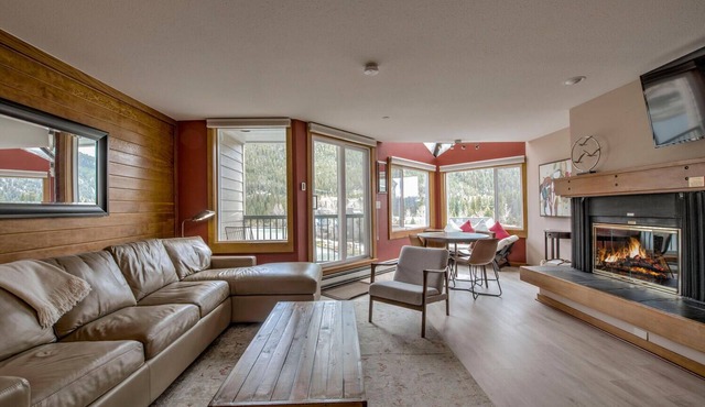 Perfect summertime studio condo with amazing views!