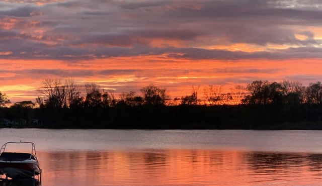 "Perfect Sunset" Waterfront Cottage Coldwater MI area. Nice all sports lake.