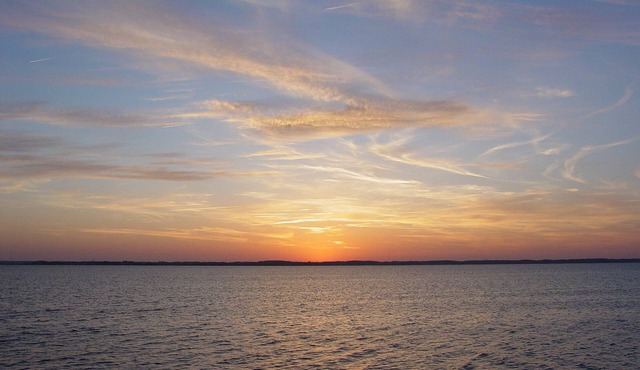 Perfect Sunsets-Direct Bay Front Condo! Crab and fish from the large deck.