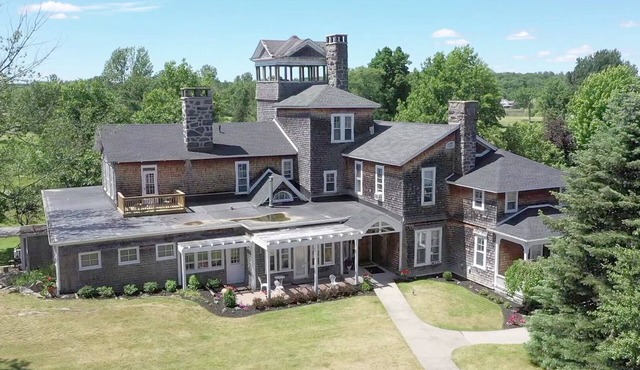 Perfect Thanksgiving/Holiday home - Amazing Kitchen, huge dining room & 10 rooms