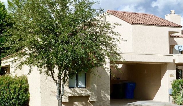 PERFECT TIME OF YEAR: Over the Moon in this comfy Moon Valley Condo ! Pool & Spa