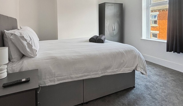 Perfect Town Location – Spacious 3-Bedroom Townhouse with Garden in Grantham!