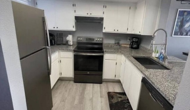 Perfect townhome with AC in sunny Phoenix