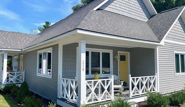 Perfect up north getaway! Walk to Beach, Downtown & Trails!