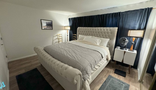 Perfect Urban Oasis - 2-bedroom condo in Las Vegas with AC, pool, & fitness room