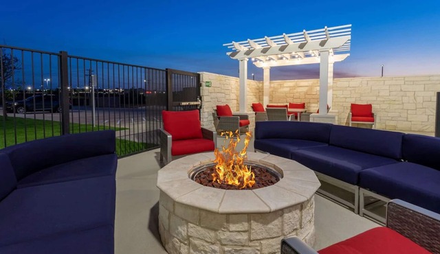 Perfect Vacation Spot! Free Breakfast, Pool, Parking! Close to Sunset Mall!