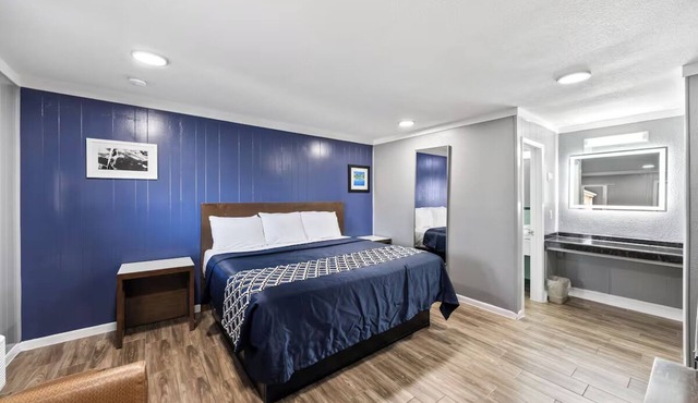 Perfect Vacation Stay: Relax in Stylish Room + Explore Local Cleburne Landmarks