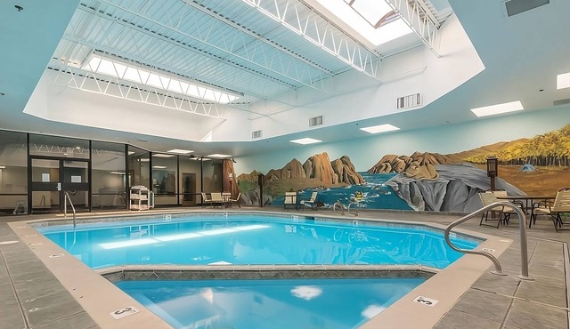 Perfect Vacation! 2 Chic Units Near Colorado River State Park! On-Site Bar!