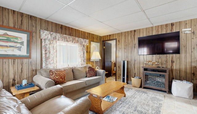 Perfect Waterfront Fishing Retreat - Floating Home in the Bayview Marina