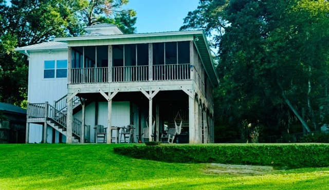 Perfect waterfront home on Dog River, Mobile, AL. Bring your boat!