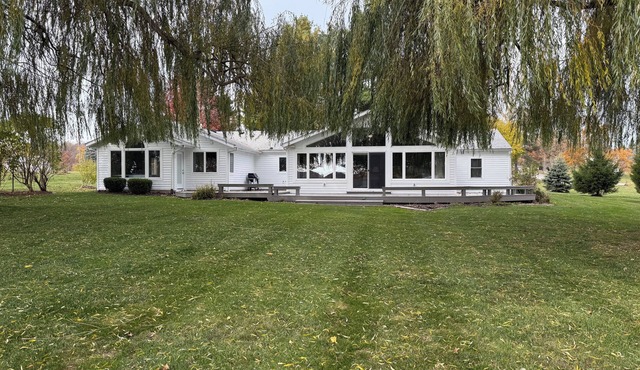 Perfect Waterfront Round Lake Haven with Clear Lake access, WiFi & AC