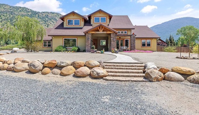 Perfect Wedding Party House, Just a Block from the Springville RANCH!