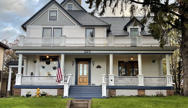 Perfect Winter Get Away! Spacious home 2.5 blocks from Lake Superior!