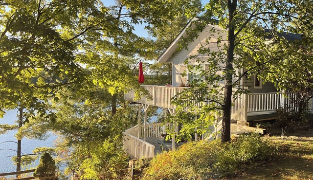 Perfect Winter Getaway! Spacious 3-bedroom cottage on Desert Lake with WiFi, AC