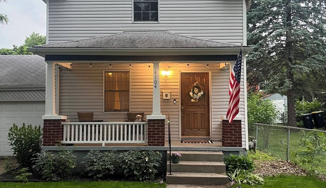 Perfect World Cup Home in Heart of KC - Sleeps 6, Garage, Backyard and Man Cave