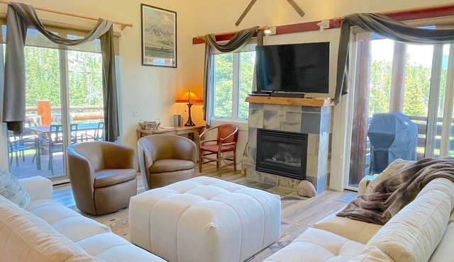 Perfect Yellowstone Base Camp-Multilevel Luxury Chalet, Hot Tub, 2 Decks, Views