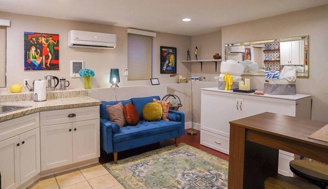 Perfectly Darling Downstairs Studio with Amenities