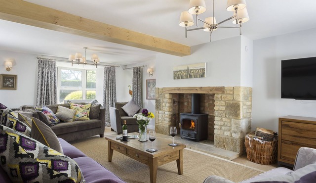 Perfectly located within the heart of this beautiful Cotswold village of Bourton-on-the-Water