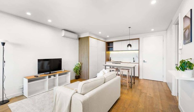 Perfectly Located Executive 1BR at Caulfield North