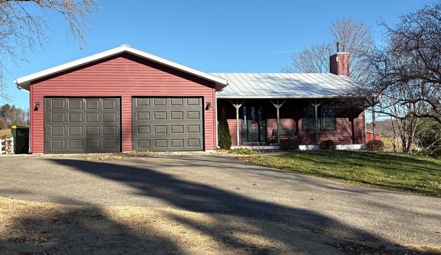 Perfectly located 3 bedroom house between Reedsburg and Wisconsin Dells