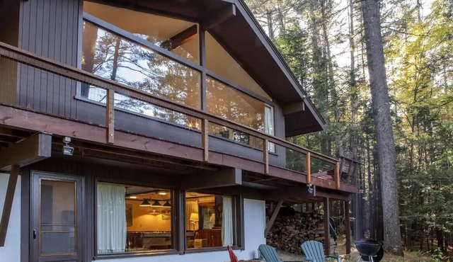 Perfectly located 4 Bedroom 2 bathroom Chalet. 5 Mins to Cranmore with Mt views.