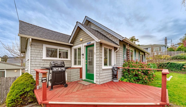 Perfectly Located Cottage w/ Yard, WiFi, Laundry - Walk to Beach & All of Town!