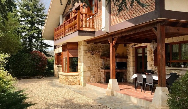 Perfectly Located Holiday Home with Garden and BBQ