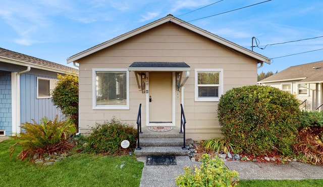 Perfectly located home with pellet stove - walk to Trinidad State Beach & Harbor