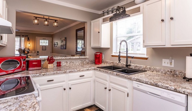 Perfectly located in center of Port Royal!