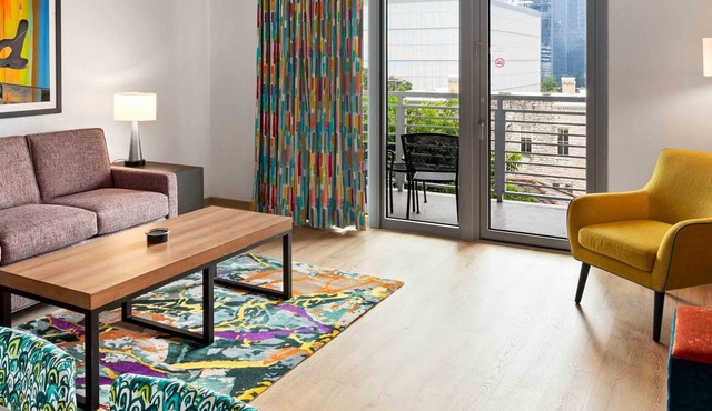 Perfectly located Suite in Austin w/full kitchen, rooftop pool, fire pit, etc!