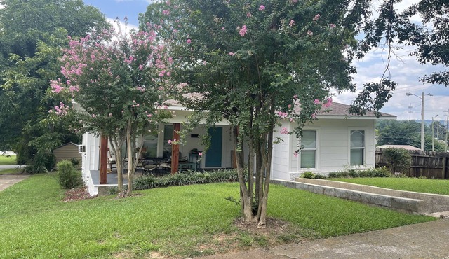 Perfectly located cottage in the heart of town! Walk to everything!