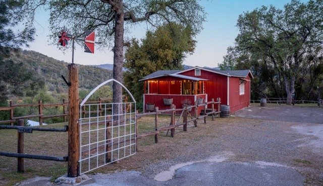 Perfectly located Yosemite boho cabin with HOT TUB