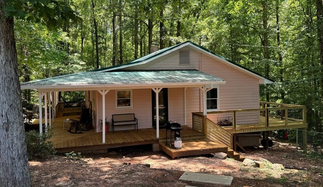Perfectly Pink & Cozy 2-bedroom cabin in charming Waverly Hall