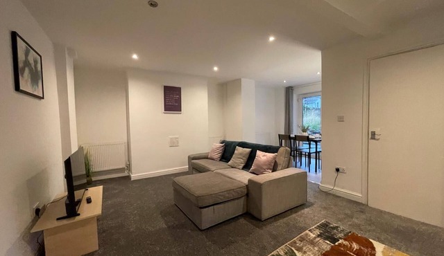 Perfectly Placed: Cozy Flat in the City's Heart