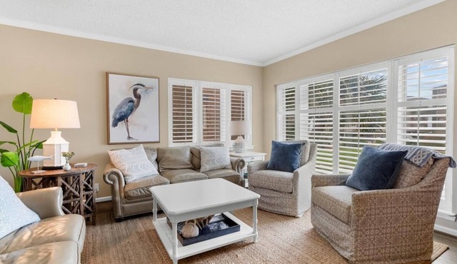 Perfectly Poised 2 Bedroom Oceanview 2nd Flr