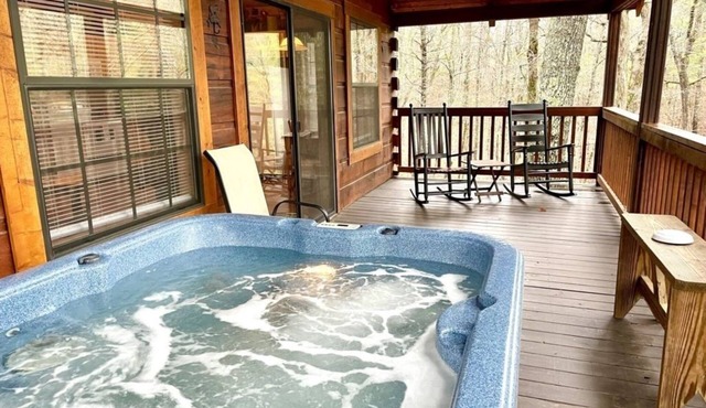 Perfectly private! Hot tub, king sized bed, grill, washer/dryer, and motorcycle friendly! Studio Cabin by RedAwning