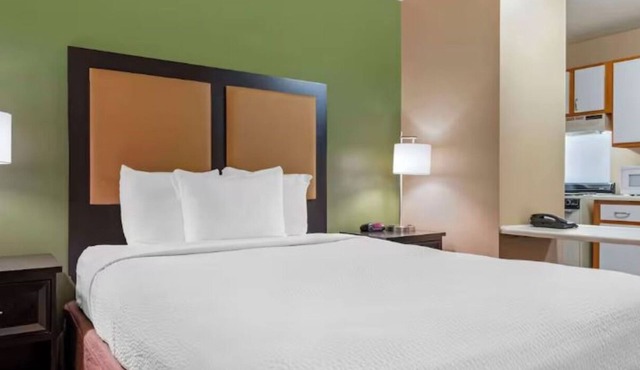 Perfectly Situated Room w/Parking – Practical Choice for Exciting Adventure