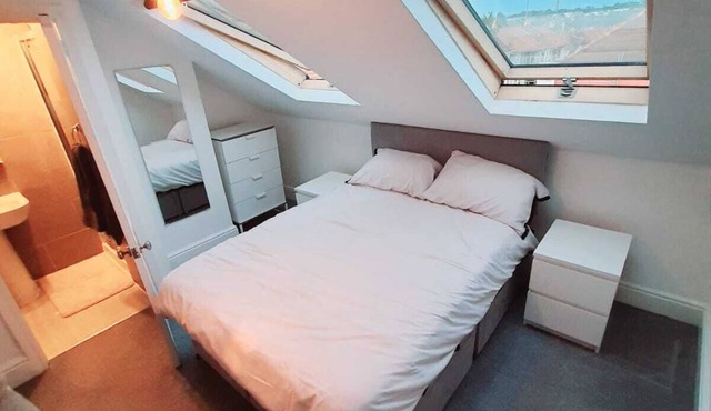 Perfectly Situated 2 Bedroom En-suite Maisonette in the Heart of Gloucester Road